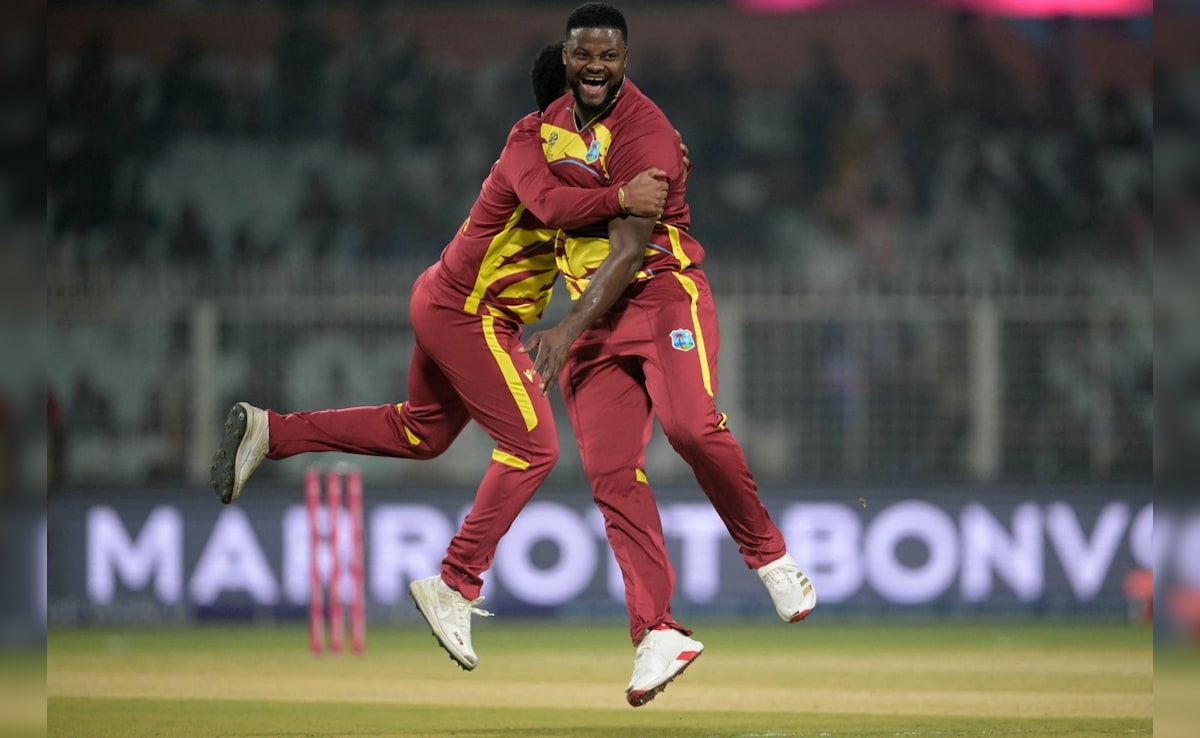 W, W, W, 0, W: Windies Star Romario Shepherd Lights Up T20 World Cup Day 1 With 4-Wicket Over. Watch