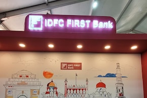 IDFC FIRST Bank : बँकिंग क्षेत्रात खळबळ: 590 कोटींचा 'महाघोटाळा'; माजी मॅनेजरने बायकोच्या जोडीनं बँकच लुटली!