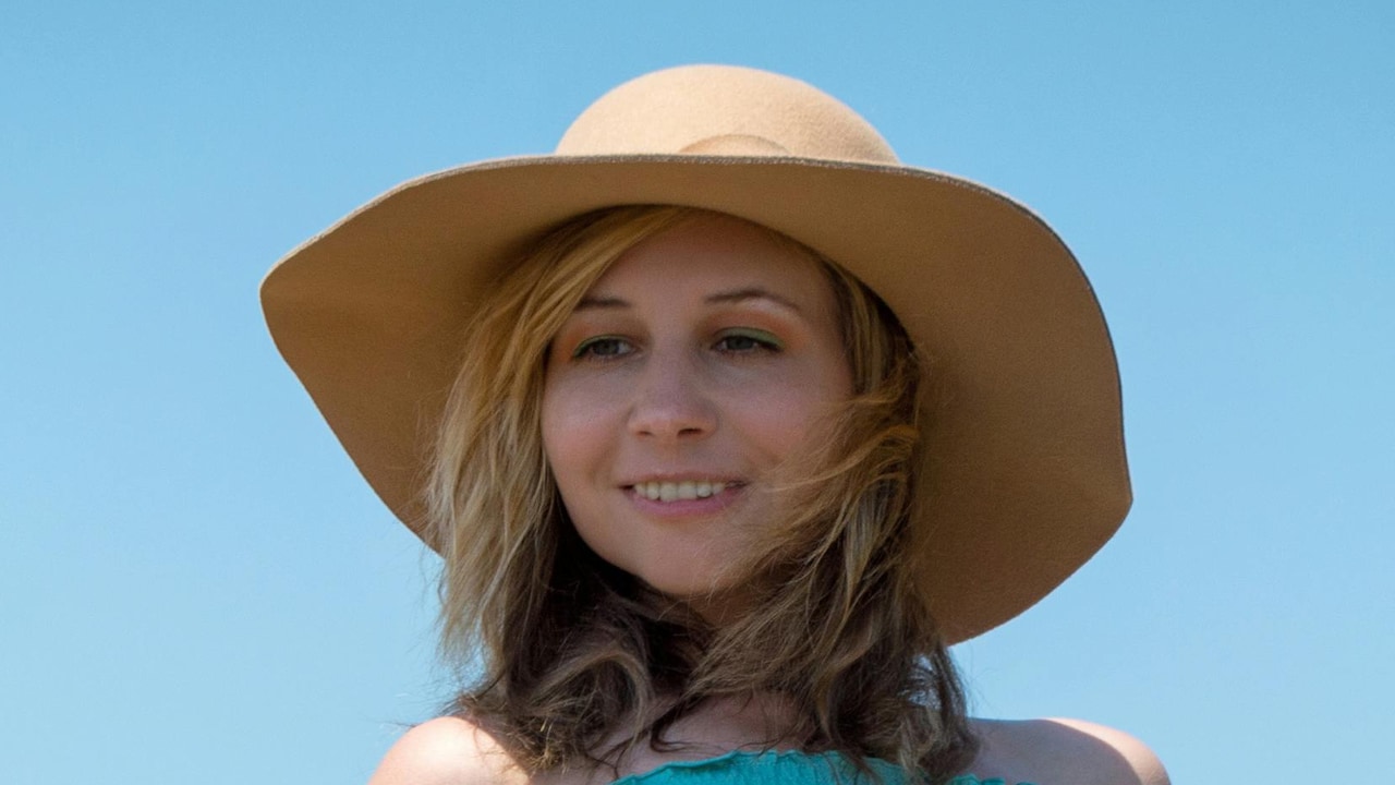 Top 7 Cropped Tops To Transform Ordinary Outfits Into Statement Looks