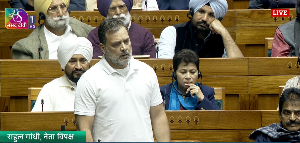 LIVE: संसद में हंगामा, राहुल गांधी ने डोकलाम के मुद्दे पर सरकार को घेरा