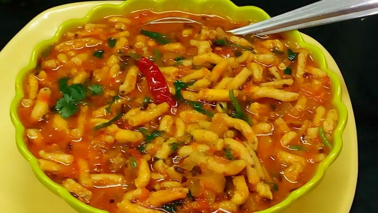 जब घर पर न मिले कोई सब्जी, तो 10 मिनट में तैयार करें ढाबा स्टाइल सेव टमाटर, रेसिपी है आसान