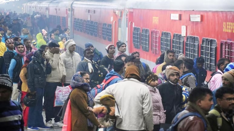 ट्रेन के कितना लेट होने पर मिलता है टिकट का पूरा रिफंड? IRCTC से पैसे वापस कैसे पाएं, जानें नियम