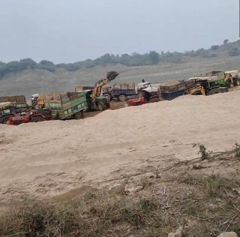 Sand Mafia Bhind: भिंड में अवैध रेत खनन