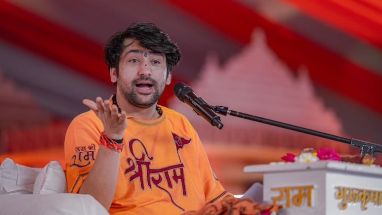 VIDEO: 'बेटी पापा नहीं कहती...' पंडित धीरेंद्र शास्त्री ने खोला भक्त का पर्चा, पत्नी की हत्या का 15 साल पुराना राज खुला