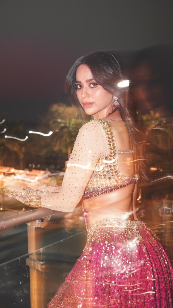 Soundarya Sharma Serving Full Maharani Mode