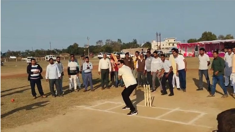 रीवा रेंज के IG ने हाथों में थामा बल्ला, कहा- 'दिल से खेलो और जोर से खेलो', पाण्डेय क्लब पैपखार ने जीती मऊगंज प्रीमियर लीग ट्रॉफी
