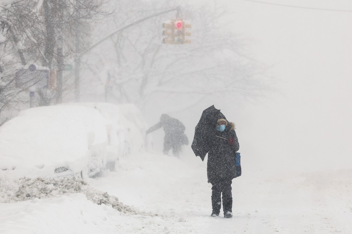 Over 5,600 Flights Cancelled, Schools Shut As Massive Snowstorm Hits US