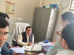 धौलपुर: CMHO ने किया औचक निरीक्षण, बंद मिले 11 आयुष्मान आरोग्य मंदिर; नोटिस जारी