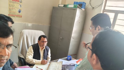 धौलपुर: CMHO ने किया औचक निरीक्षण, बंद मिले 11 आयुष्मान आरोग्य मंदिर; नोटिस जारी