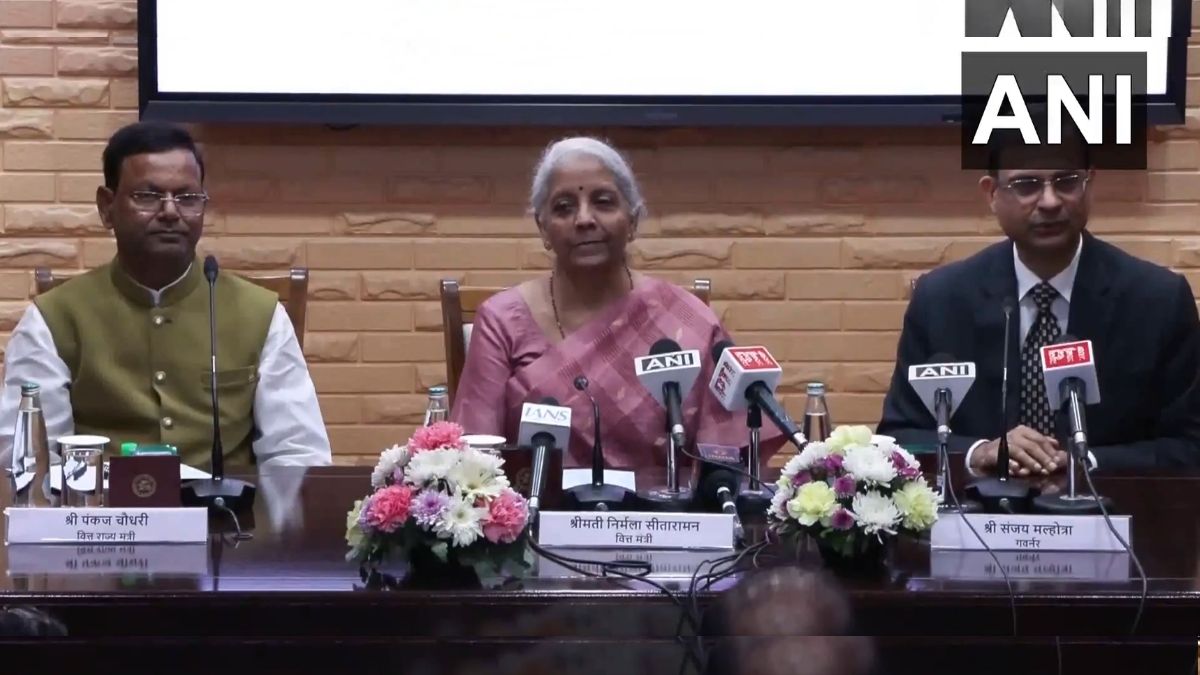 'सोने-चांदी के बढ़ते आयात पर नो टेंशन', वित्त मंत्री ने गोल्ड-सिल्वर के दाम बढ़ने का कारण भी बताया