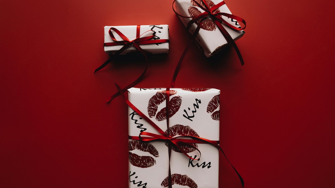 Bring romantic gifts under ₹1,000 on kiss day with heartfelt wishes for your wife and girlfriend