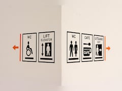 वॉशरूम के गेट पर क्‍यों टंगा होता है WC का बोर्ड, 99% लोग नहीं जानते वजह