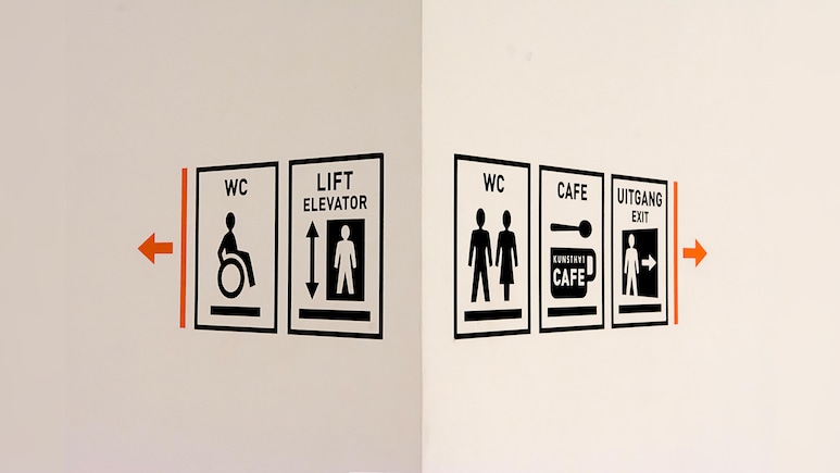 वॉशरूम के गेट पर क्&zwj;यों टंगा होता है WC का बोर्ड, 99% लोग नहीं जानते वजह