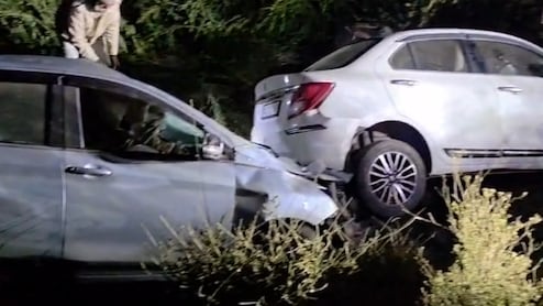 चंद मिनटों में 2 बड़े हादसे, खाई में गिरी कार तो लोगों की मदद में जुटे ग्रामीण, पीछे से गाड़ी ने मारी टक्कर