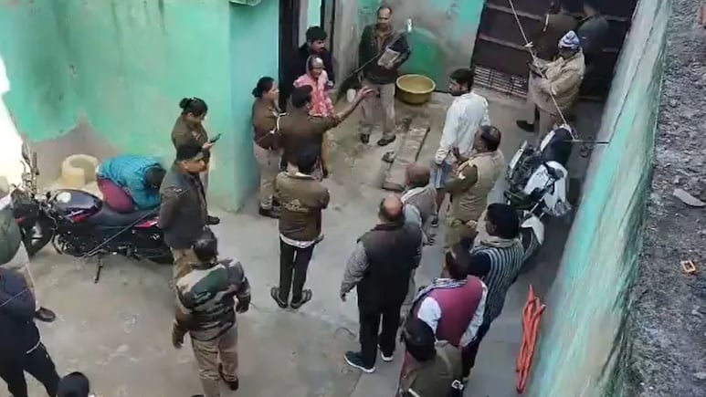 पहले पत्नी-बच्चों को मारा, फिर बिजली के तार पकड़कर दे दी जान... मथुरा में मास सुसाइड केस में चौंकाने वाले खुलासे, तांत्रिक के संपर्क में था परिवार