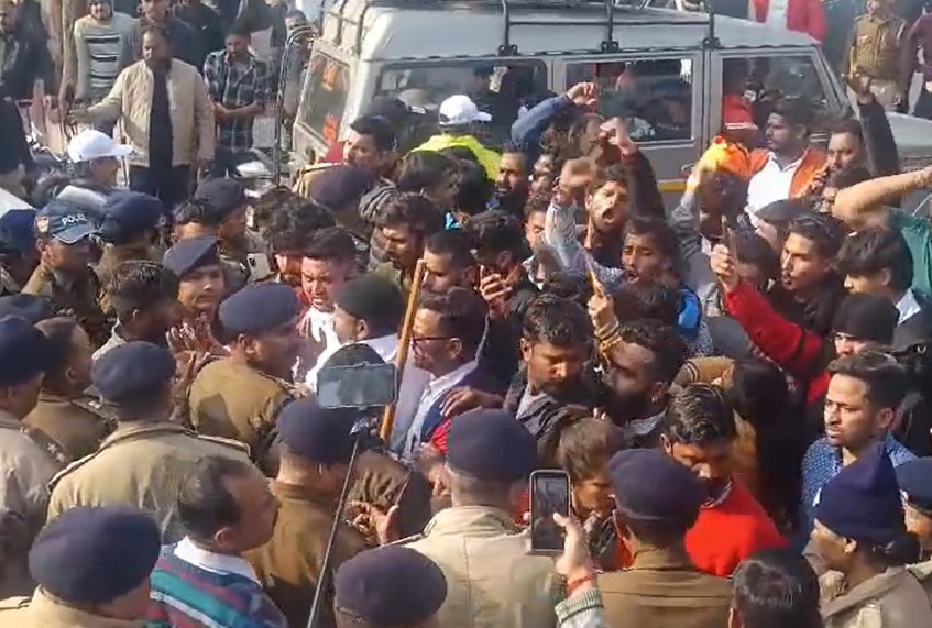 कोटद्वार में दुकान के नाम पर नहीं थम रहा बवाल, देहरादून से आए बजरंग दल कार्यकर्ताओं ने किया प्रदर्शन