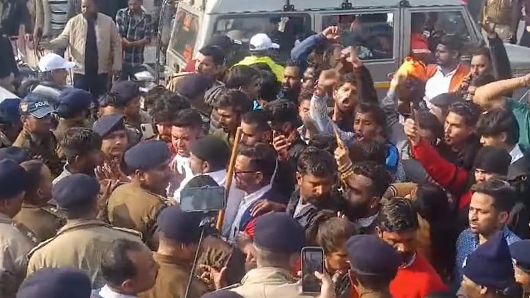 कोटद्वार में दुकान के नाम पर नहीं थम रहा बवाल, देहरादून से आए बजरंग दल कार्यकर्ताओं ने किया प्रदर्शन