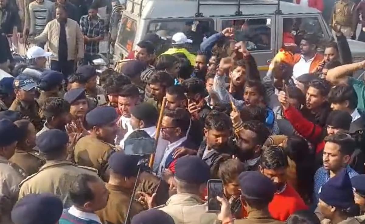 कोटद्वार में दुकान के नाम पर नहीं थम रहा बवाल, देहरादून से आए बजरंग दल कार्यकर्ताओं ने किया प्रदर्शन | Uttarakhand: Bajrang Dal protests Kotdwar, ruckus over the name of ...