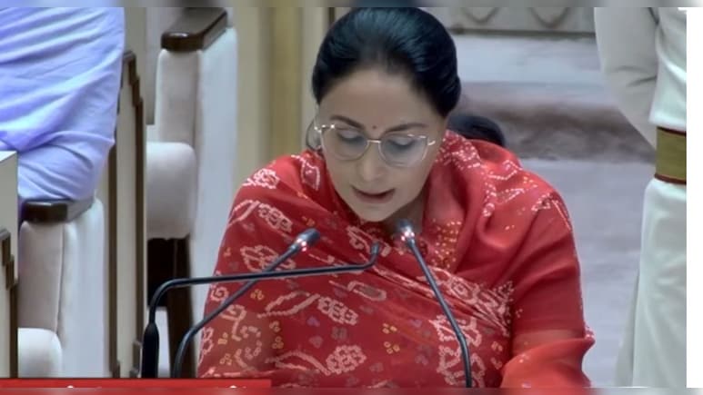 बजट में 10वीं-12वीं व&zwj;िद्यार्थ&zwj;ियों के ल&zwj;िए बड़ी घोषणा, &nbsp;टैबलेट और लैपटॉप खरीदने के ल&zwj;िए 20 हजार देगी सरकार