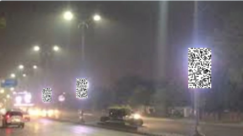 कराची में नापाक हरकत, आयशा मस्जिद के पास सड़क किनारे स्क्रीन पर चले अश्लील वीडियो