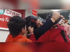 VIDEO: पति की बेवफाई पर मॉल में मचा बवाल, पत्नी और प्रेमिका में जमकर मारपीट, बाल खींच-खींचकर मारा