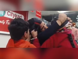 VIDEO: पति की बेवफाई पर मॉल में मचा बवाल, पत्नी और प्रेमिका में जमकर मारपीट, बाल खींच-खींचकर मारा