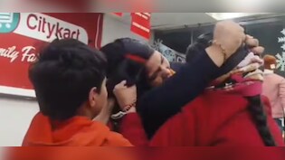 VIDEO: पति की बेवफाई पर मॉल में मचा बवाल, पत्नी और प्रेमिका में जमकर मारपीट, बाल खींच-खींचकर मारा