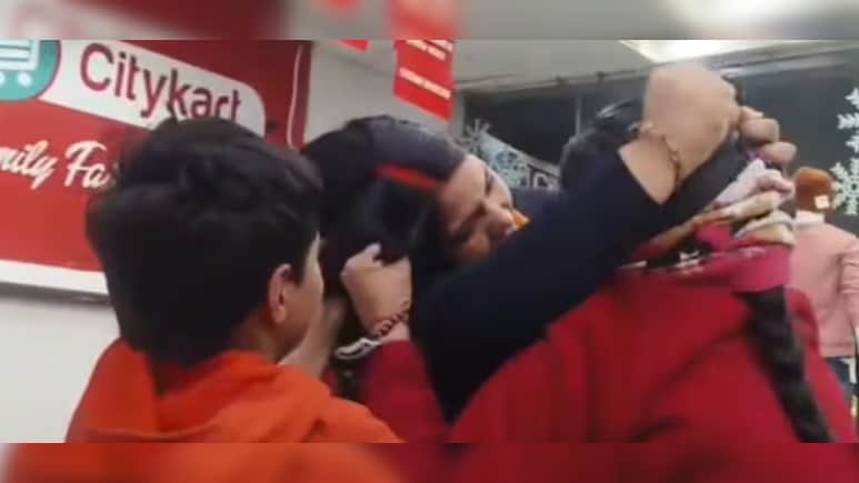 VIDEO: पति की बेवफाई पर मॉल में मचा बवाल, पत्नी और प्रेमिका में जमकर मारपीट, बाल खींच-खींचकर मारा