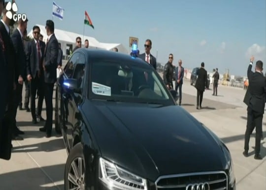 पीएम मोदी पहुंचे तेल अवीव, इजरायली एयरपोर्ट पर नेतन्याहू ने गले लगाकर किया वेलकम