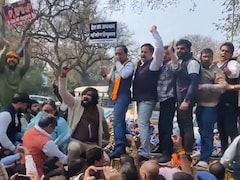 कांग्रेस के शर्टलैस प्रदर्शन के खिलाफ BJP ने खोला मोर्चा, दिल्ली में कांग्रेस मुख्यालय के बाहर हल्ला बोल
