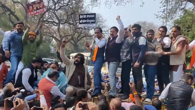 कांग्रेस के शर्टलेस प्रदर्शन के खिलाफ BJP ने खोला मोर्चा, दिल्ली में कांग्रेस मुख्यालय के बाहर हल्ला बोल