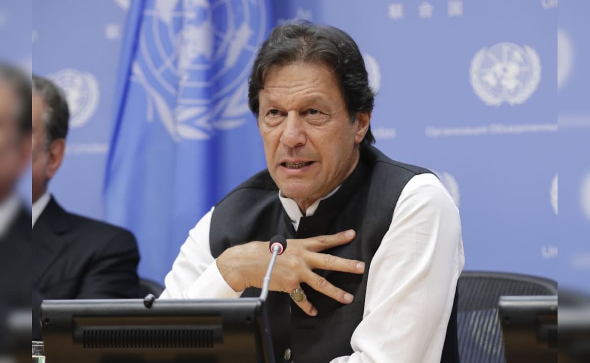 इमरान खान के समर्थन में उतरे कपिल और गावस्कर, 14 पूर्व कप्तानों ने पाक सरकार से की ये अपील