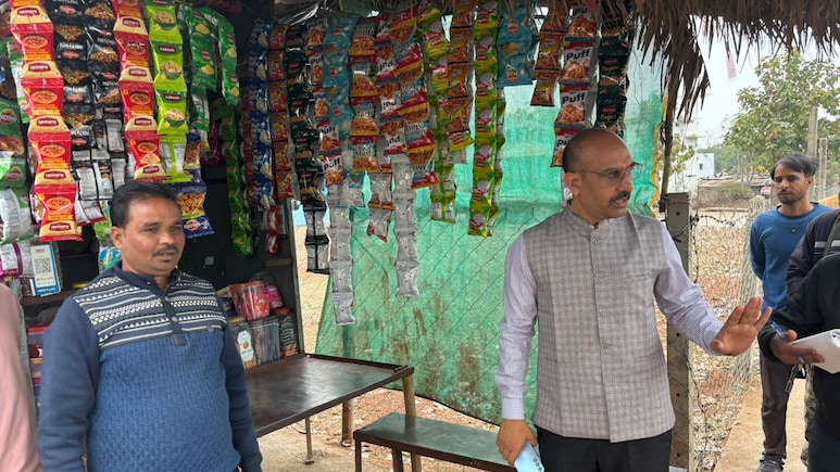 Collector Saket Malviya: अशोकनगर कलेक्टर की शानदार पहल, अचानक गुमटी पर पहुंचे साकेत मालवीय, गुमटियां हटाने के दिए&nbsp;निर्देश