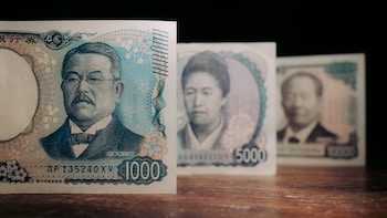 Yen Drops Amid Broad Dollar Rally, Fed Confirms Rate Check