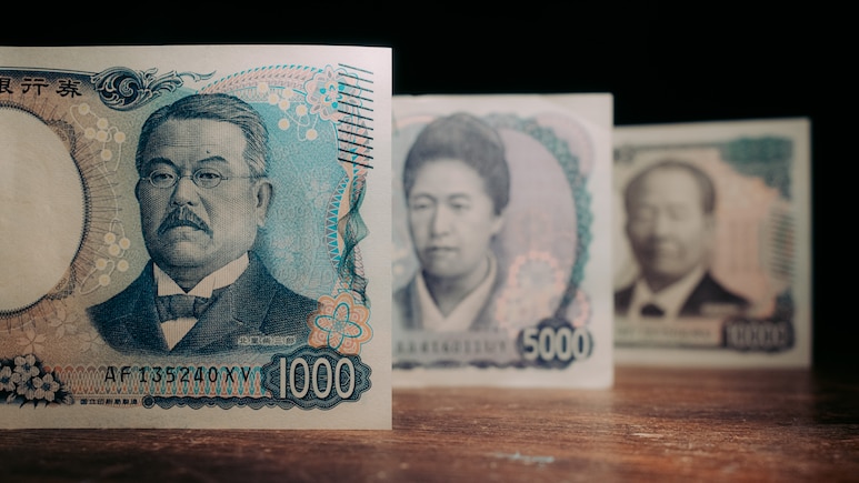 Yen Drops Amid Broad Dollar Rally, Fed Confirms Rate Check