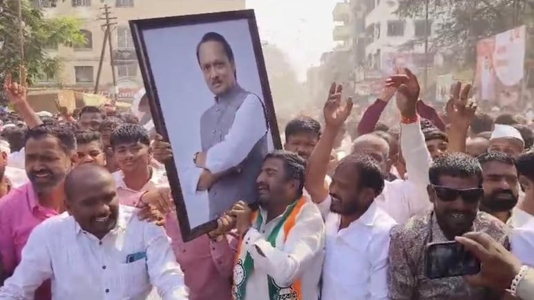 पुण्यात अजितदादांच्या राष्ट्रवादीने गड राखला, कार्यकर्ते फोटोला डोकं लावून ढसाढसा रडले..म्हणाले, "हीच खरी.."