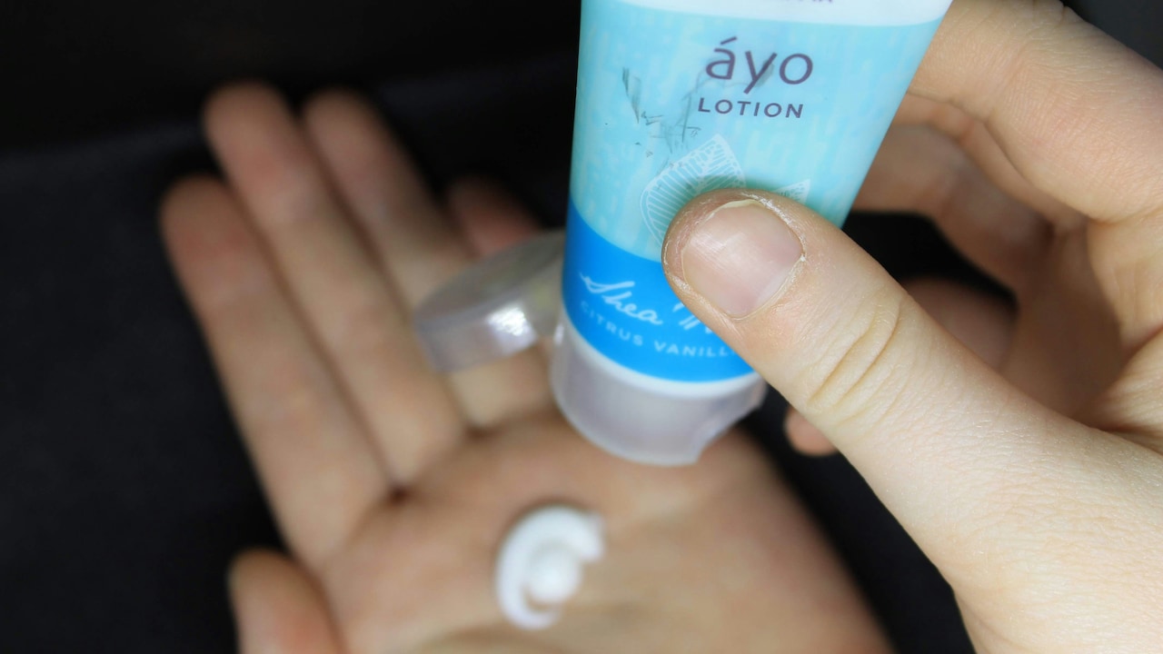 Gel vs Cream Moisturisers in Humid Weather: Which Formula Keeps Skin Fresher and Less Sticky? Gel vs Cream Moisturisers in Humid Weather: Which Formula Keeps Skin Fresher and Less Sticky?