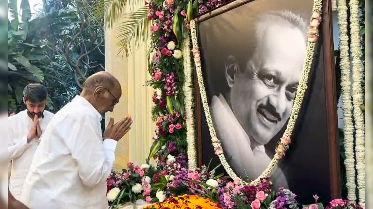 भविष्य पर मंडराते बादल से बचने के लिए NCP खोलेगी अपनी छतरी? अटकलों के पीछे है शरद पवार और कांग्रेस का इतिहास