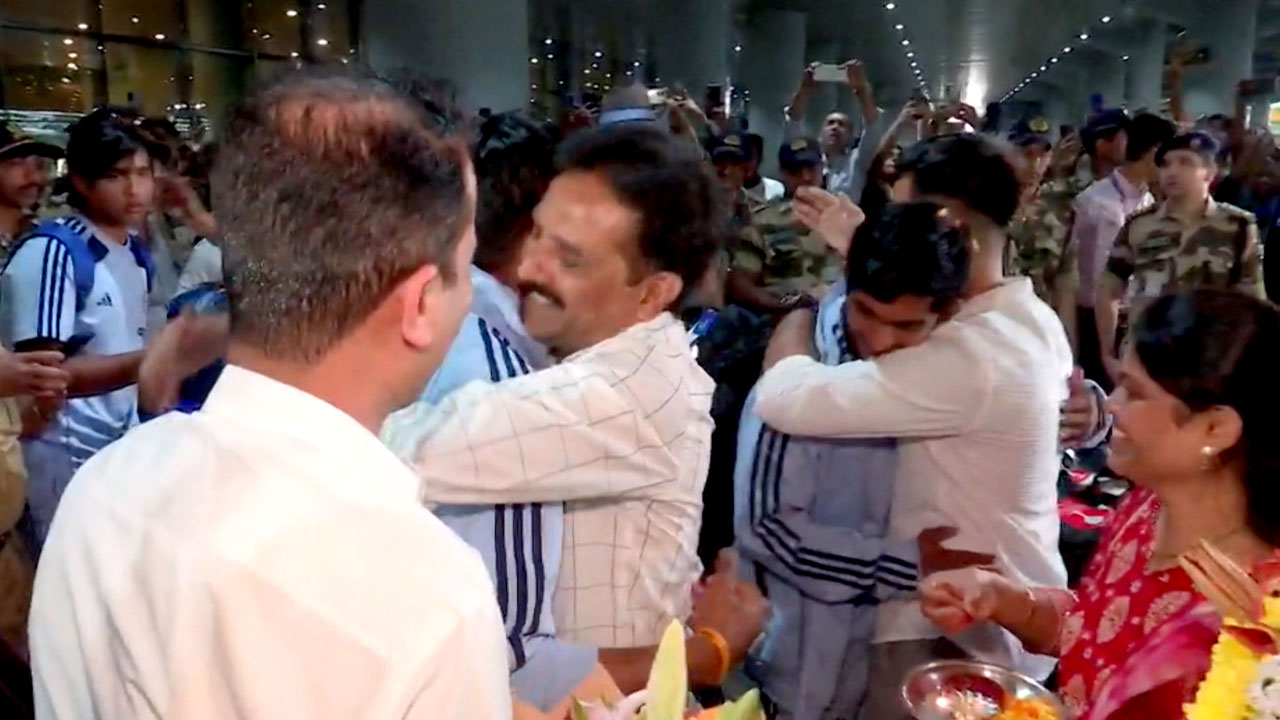 U-19 World Cup Champions Team India Get Grand Welcome In Mumbai Airport