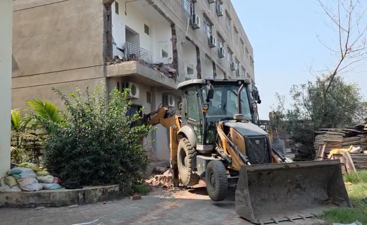 Bulldozer Action Ujjain: उज्जैन सिंहस्थ क्षेत्र में अतिक्रमण पर बड़ी कार्रवाई; महंत के आश्रम में बनी होटल ढही