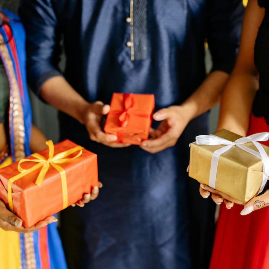 Explore Holi Gift Hampers For Friends And Family Under ₹1,000