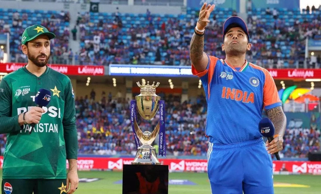 IND vs PAK: भारत ने हैंडशेक न करने की पॉलिसी रखी बरकरार, कैप्टन सूर्या ने नहीं मिलाया सलमान आगा से हाथ