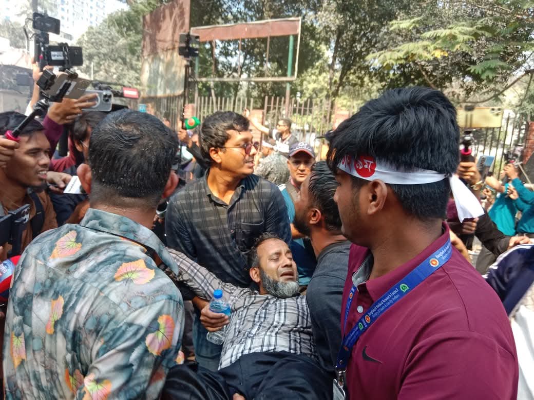 Clashes Outside Muhammad Yunus' House In Dhaka Ahead Of Bangladesh Polls