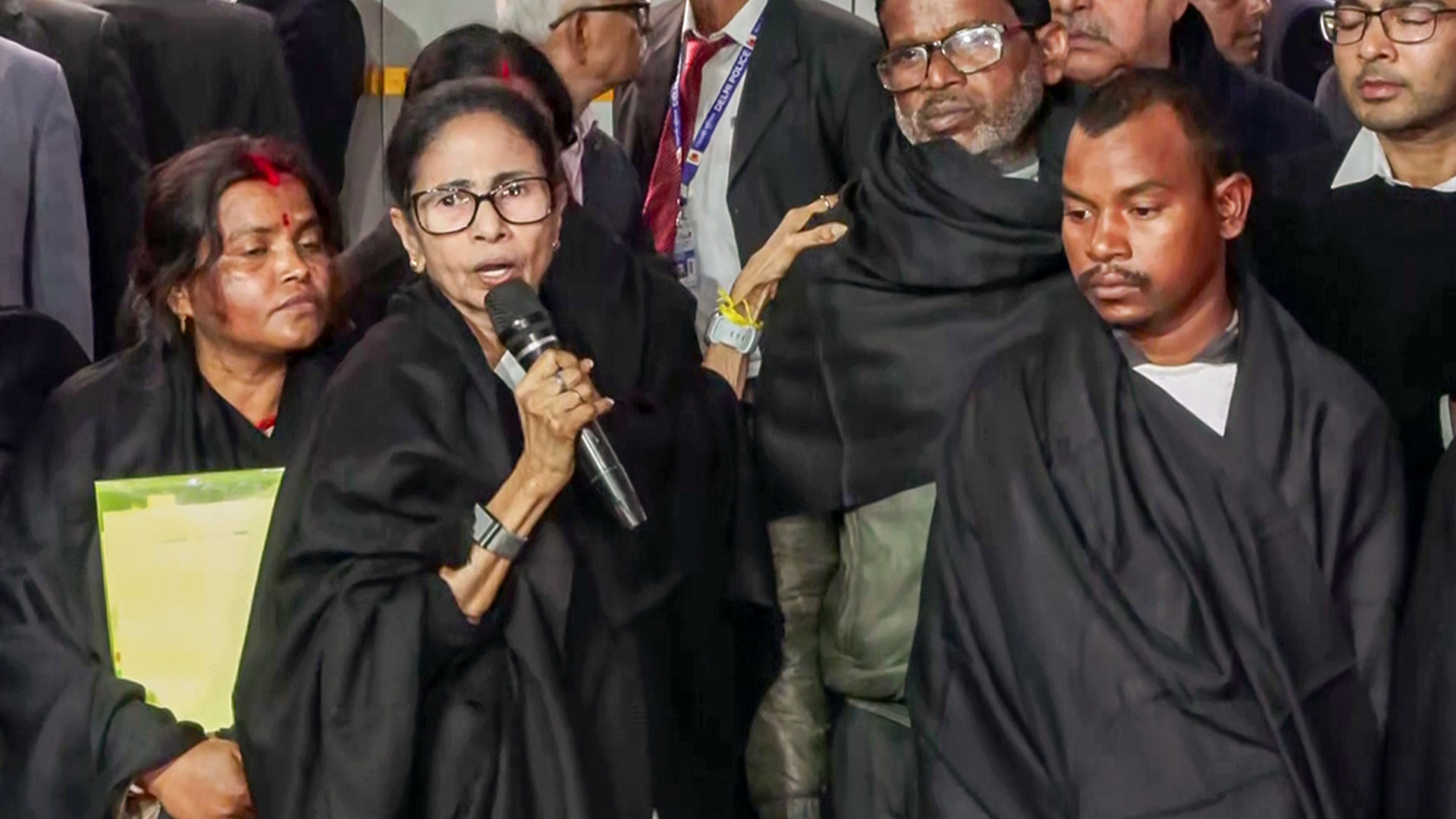 Election Commission vs Mamata Escalates as Bengal Cops Reach Delhi