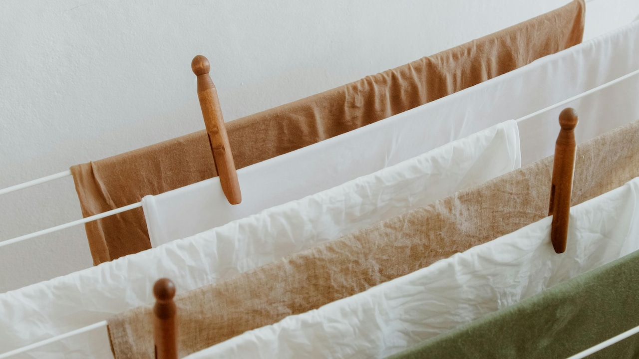 How To Choose the Perfect Cloth Drying Stand for Small Apartment Balconies