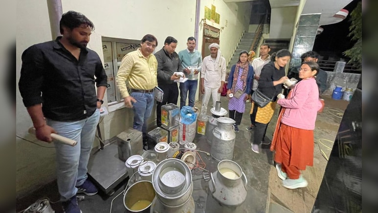 मार्केट का पी रहे हैं दूध तो हो जाएं सावधान! जयपुर में नकली दूध बनाने का भंडाफोड़