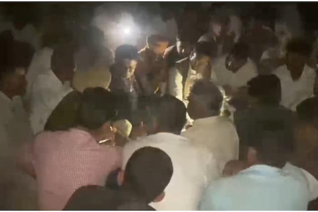 रात भर जारी रहा घरना. रात भर जारी रहा घरना.