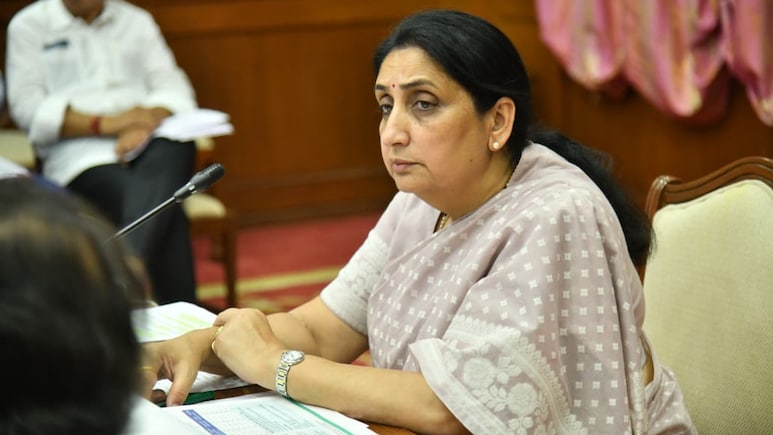 Sunetra Pawar: दादांप्रमाणे वहिनींचा रुद्रावतार, NCP बैठकीत 'त्या' आमदाराला झाप झापलं