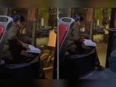 ड्यूटी के बीच बस में पढ़ाई करती दिखी महिला कंडक्टर, लोगों को प्रेरित कर रहा Video, यूजर्स बोले- लगन हो तो ऐसी!