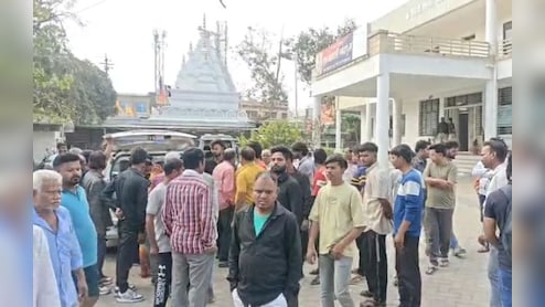 लोन दिलाने के नाम पर महिला ने लिए 3 लाख, युवक ने पिया जहर; परिजनों ने थाने में शव रखकर किया प्रदर्शन&nbsp;